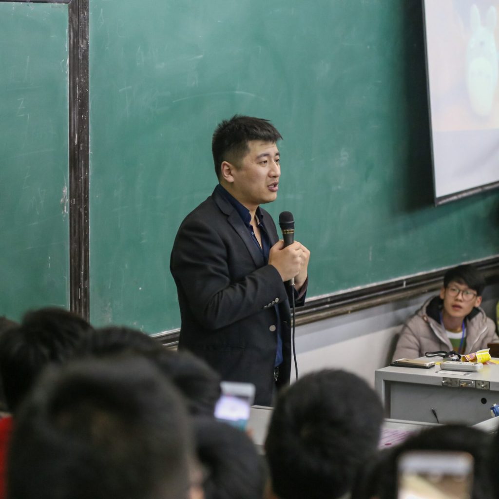 The Sudden Death of a Man Who Told Chinese Kids How to Succeed