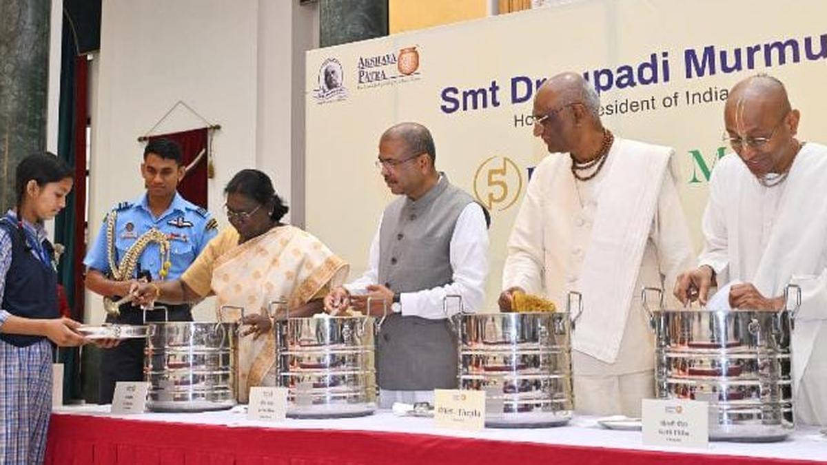 India Reaches Historic Milestone as President Droupadi Murmu Serves Akshaya Patra’s 5 Billionth Meal at Rashtrapati Bhavan