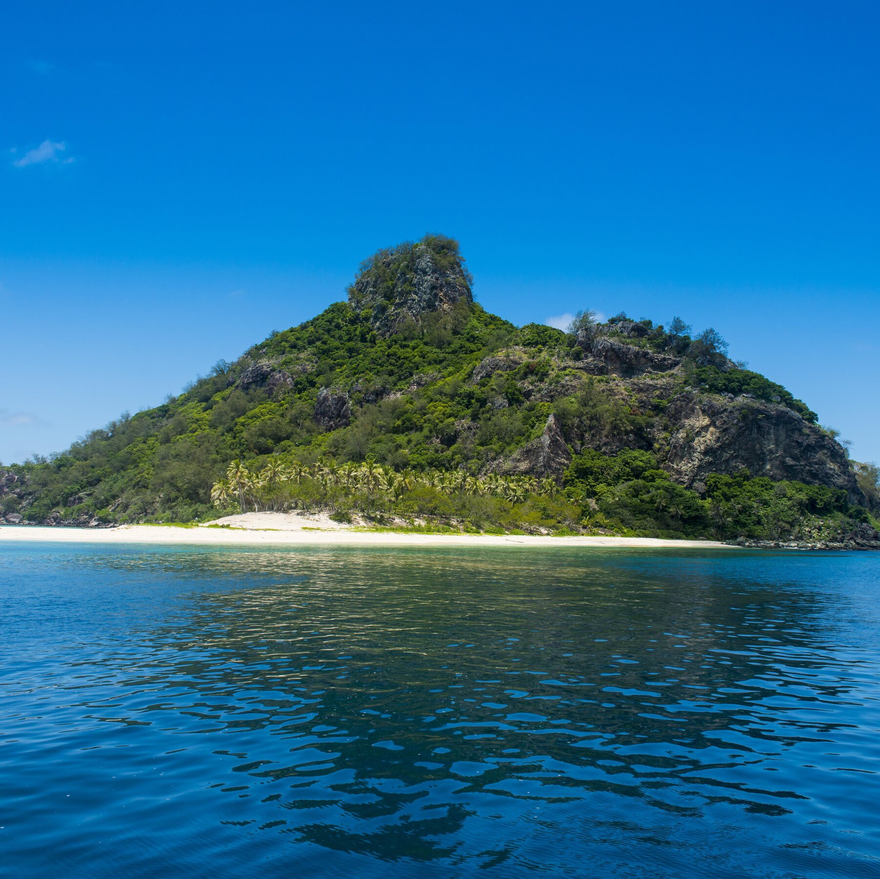 Cruise Ship Runs Aground Off Robinson Crusoe Island, Prompting Swift Rescue of 30 Passengers