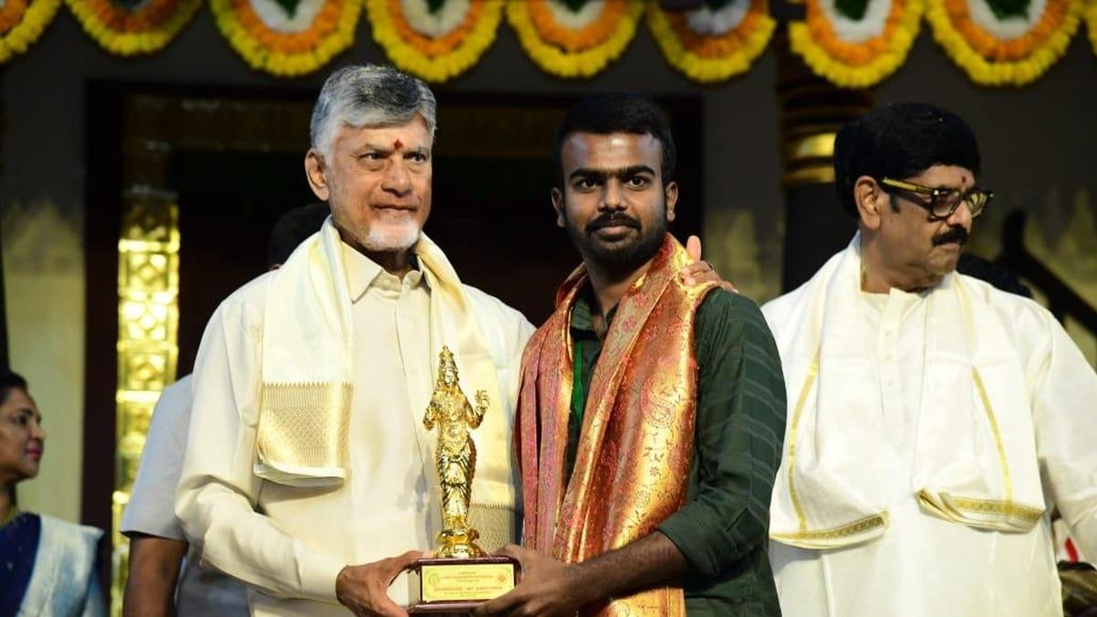 Renowned Miniature Artist Shiva Keshava Machani Honored with Ugadi Puraskarams for Outstanding Contribution