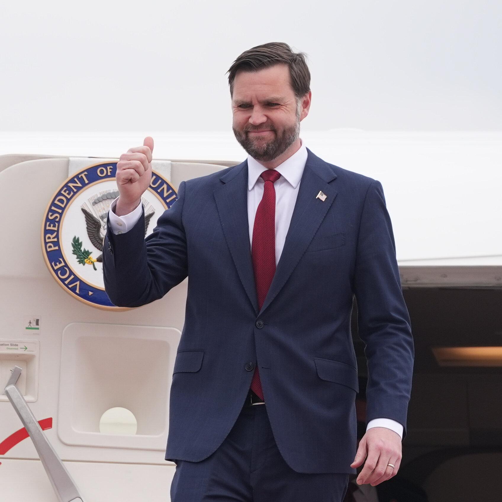 US Vice President Meets with Pakistani Officials Ahead of Critical Iran Peace Talks