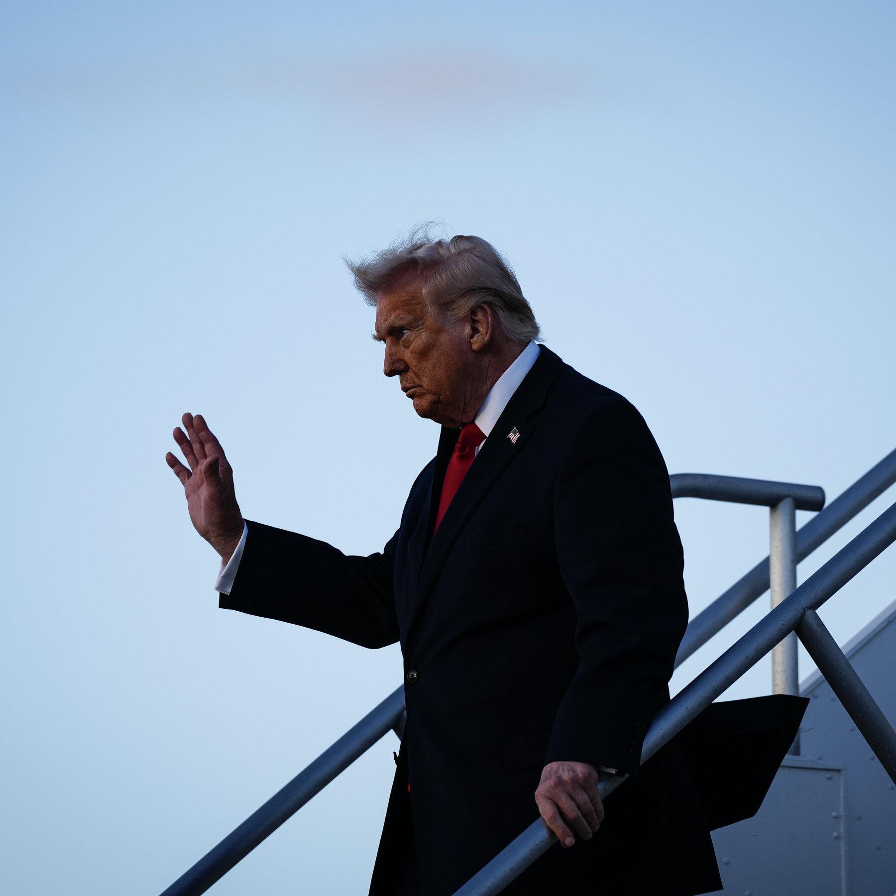 “Blocking the Strait of Hormuz: A Critical Waterway’s Fate Under Threat of Naval Operation”