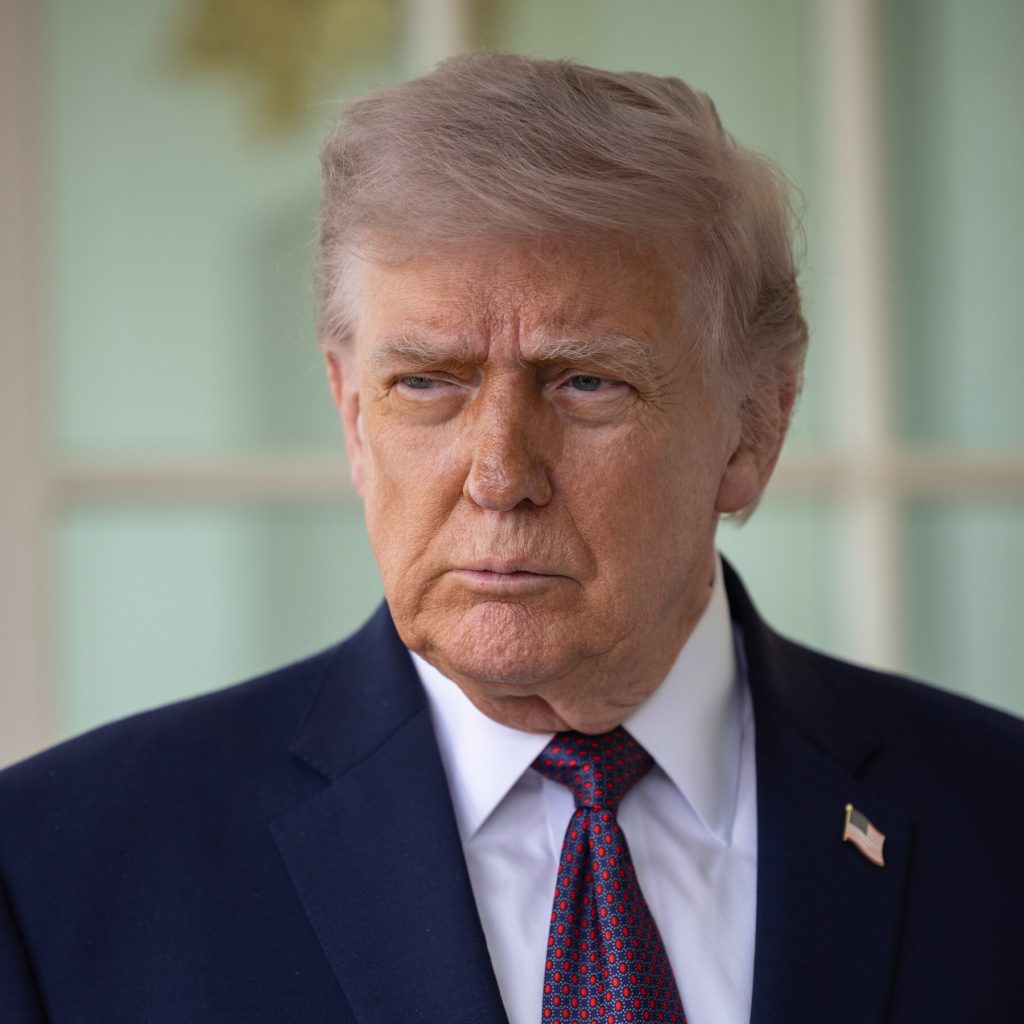 US Navy Scrambles to Free Trapped Seafarers Amid Hormuz Strait Standoff