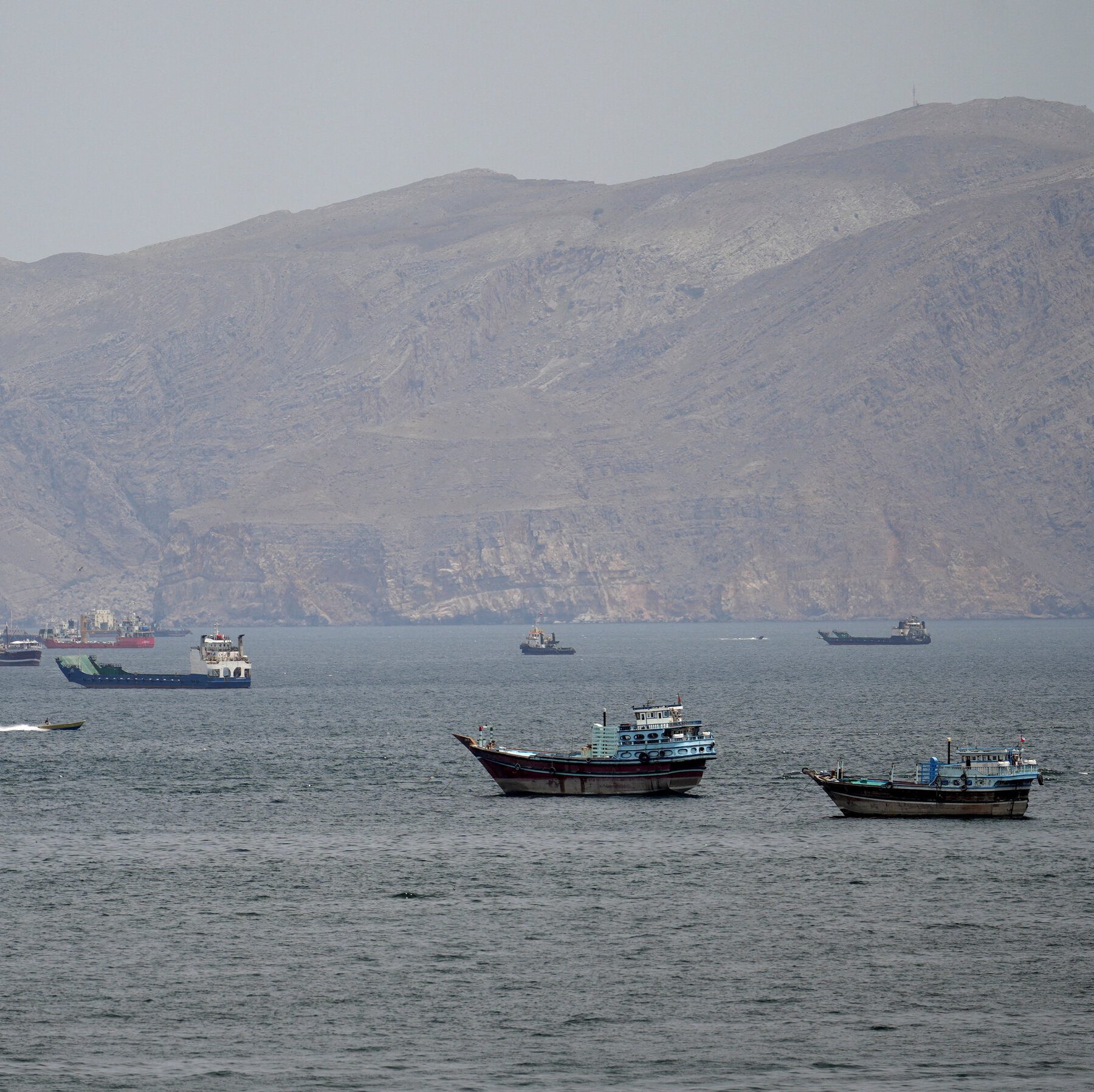 Trump Downplays Iran Ship Seizures Amid Oil Price Surge