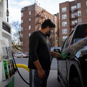 U.S. Gas Prices Climb Further as Effects of War Reverberate