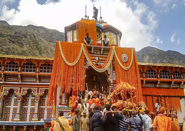 Chaos Erupts at Kedarnath Temple as Thousands Rush to Enter