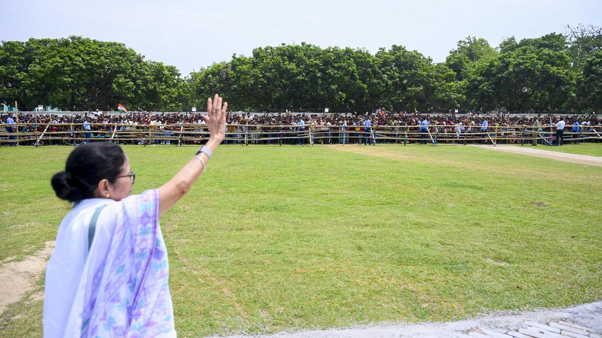 “Bengal Chief Minister Mamata Banerjee Urges Voters to Cast Ballots Amid Electoral Roll Controversy