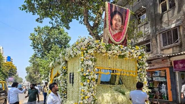 Asha Bhosle: Legendary Indian Singer Remembered with Full State Honours, Tributes Pour in from Across the Country