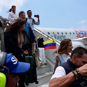 After Seven Years, First U.S. Direct Flight Lands in Caracas