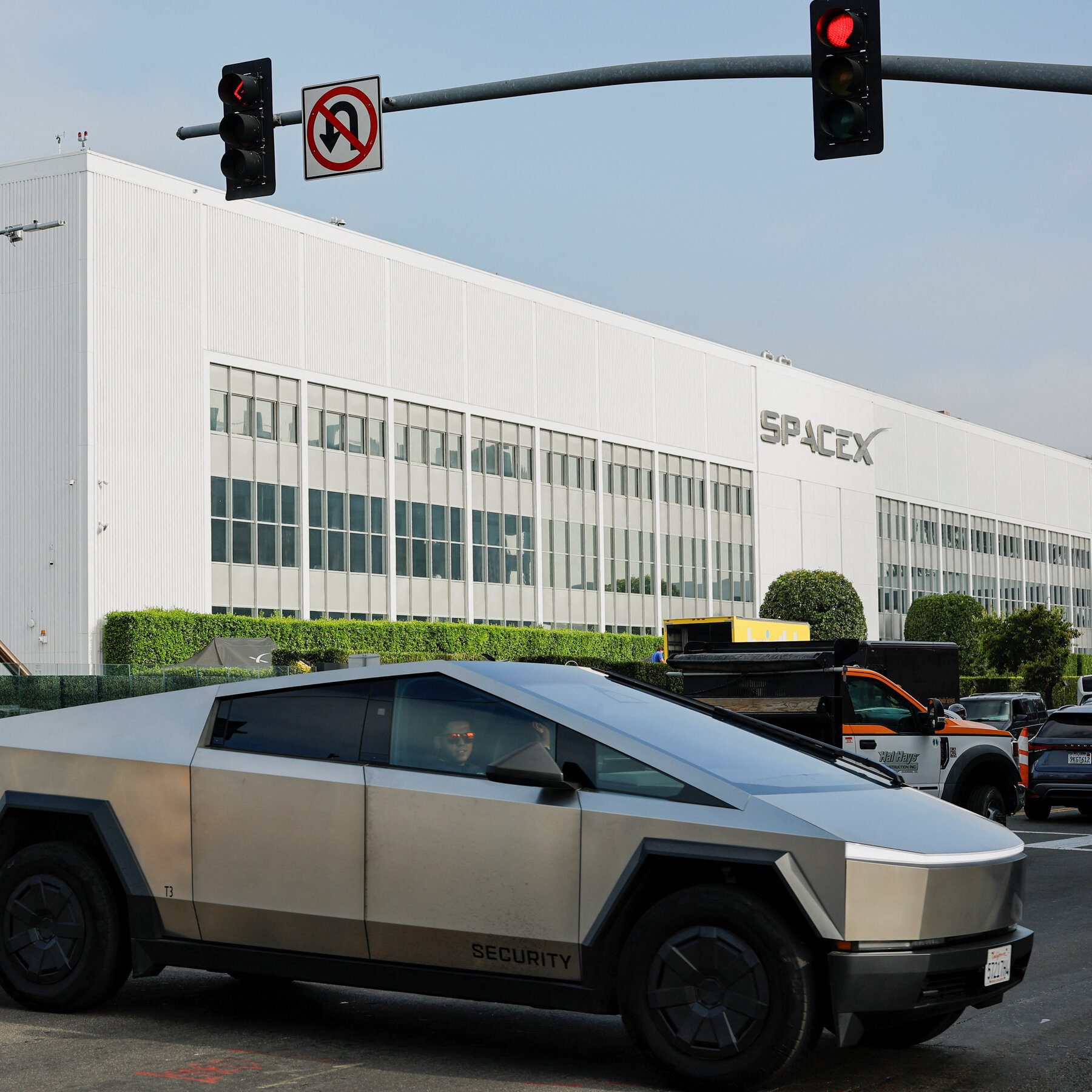 Musk considers SpaceX, Tesla merger