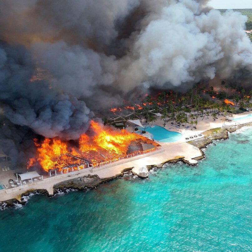 Fire destroys Dominican Republic beach resort, kills one and injures 25.