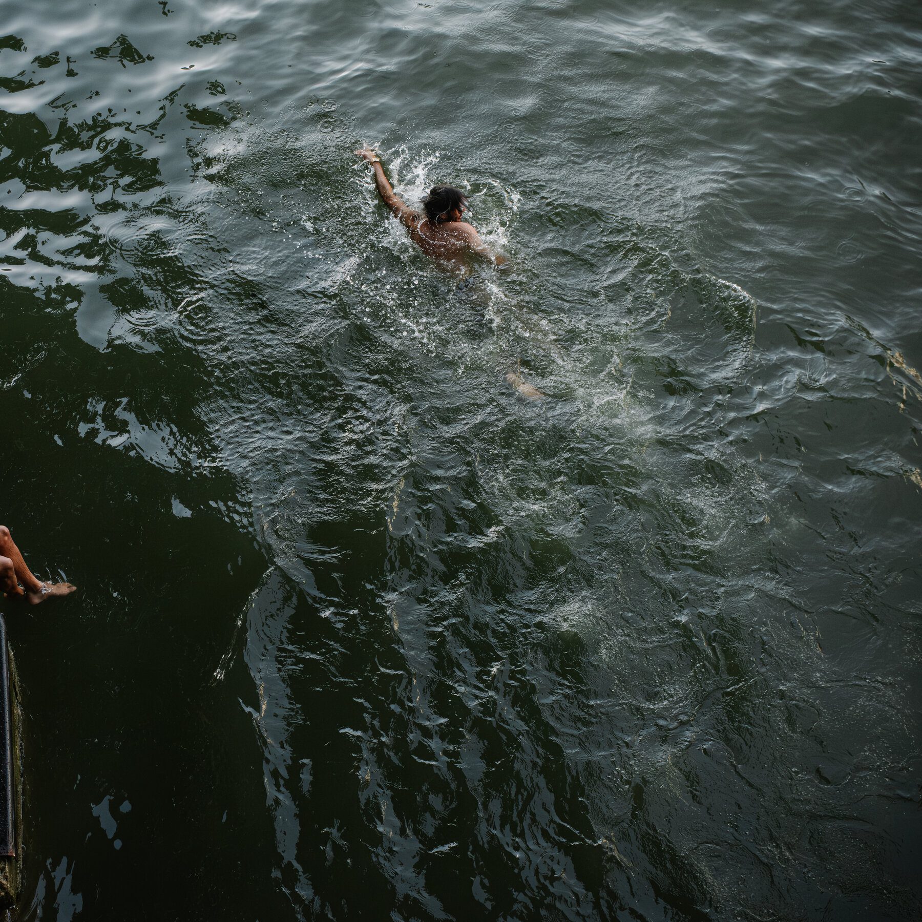 Parisians flock to Canal Saint-Martin for relief from heat.