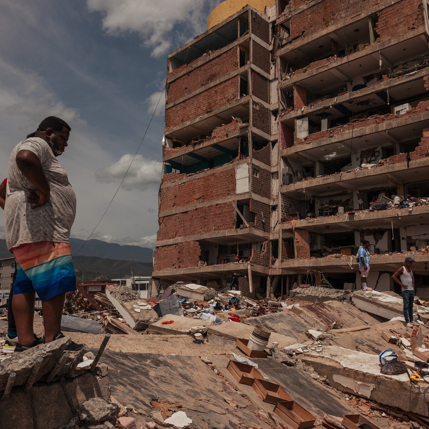 Venezuelans search for quake missing