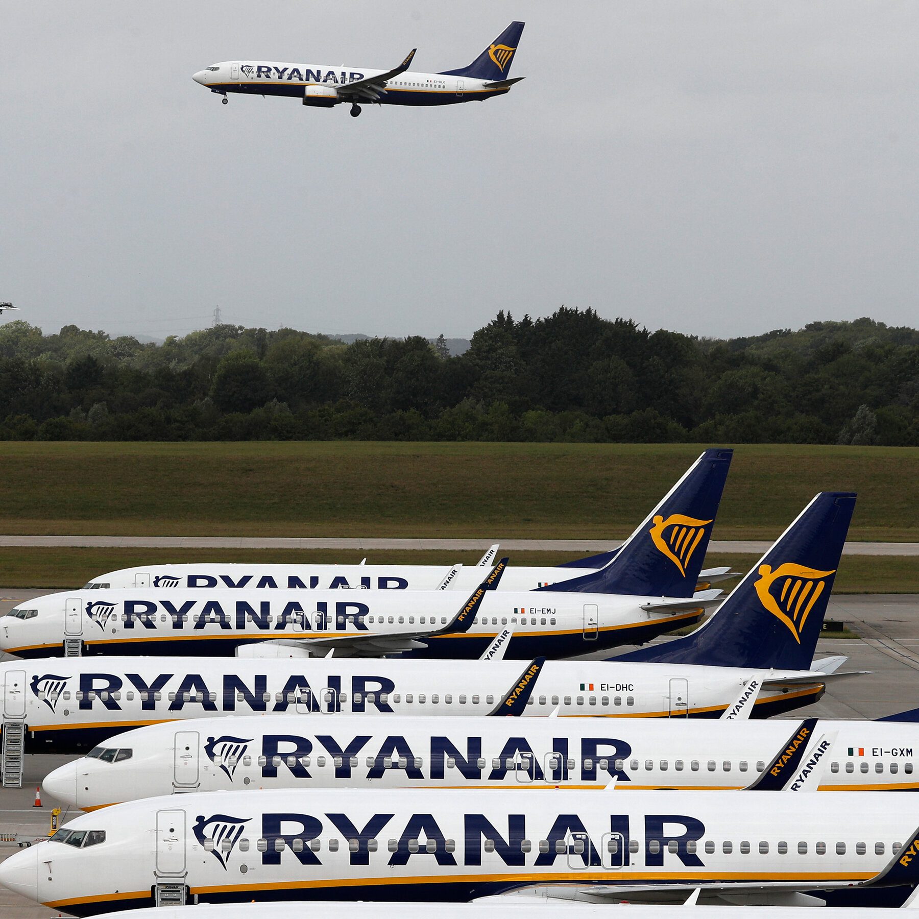 Ryanair drops seat fees for parents