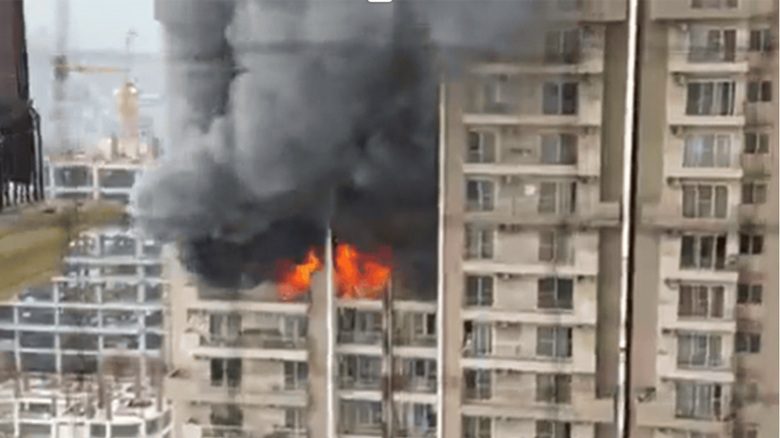 NCR Fire Breaking: Massive Fire Breaks Out at Noida’s Ivy County Society Days After Delhi Malviya Nagar Blaze Residents Evacuated Amid Panic