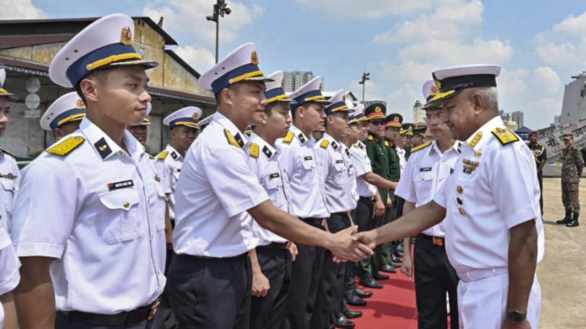 Indian Navy warships arrive in Vietnam’s Haiphong port.