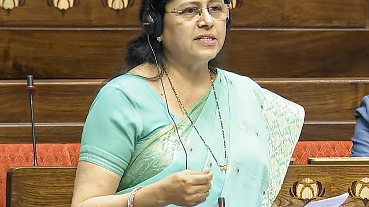 BJP MP Medha Kulkarni spotted worshiping Banyan tree at Mahatma Phule Wada.