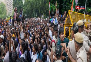 Police lathi-charge protesters at Jantar Mantar