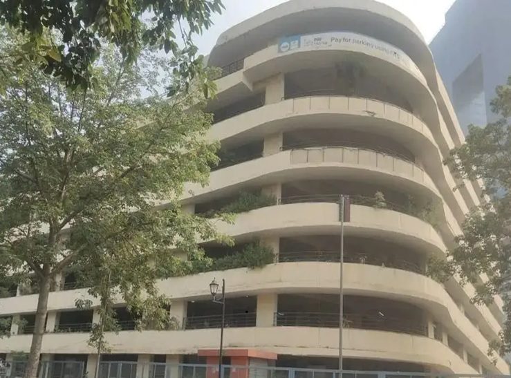 Woman Dies After Jumping From Multi-Level Parking in Noida Sector 18 Police Investigating