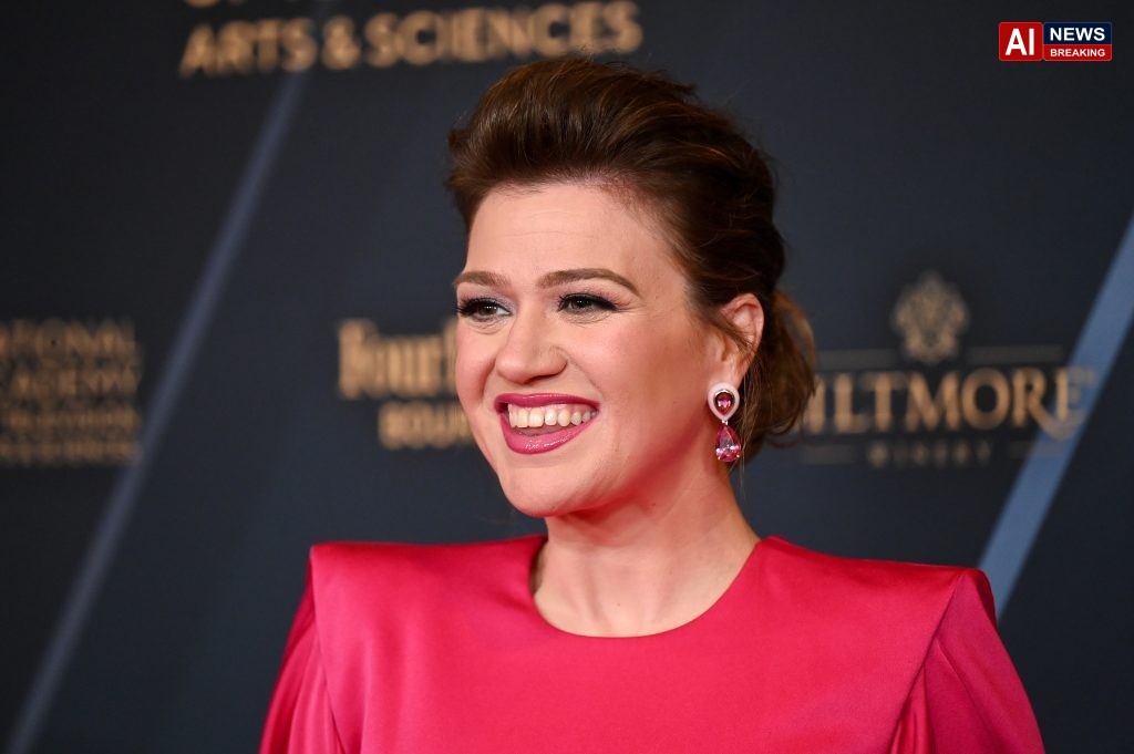 After Kelly Clarkson Slams Brooklyn Novelty Store, Shop Says the ‘One-of-a-Kind’ Singing Bird She Wanted Wasn’t Actually For Sale