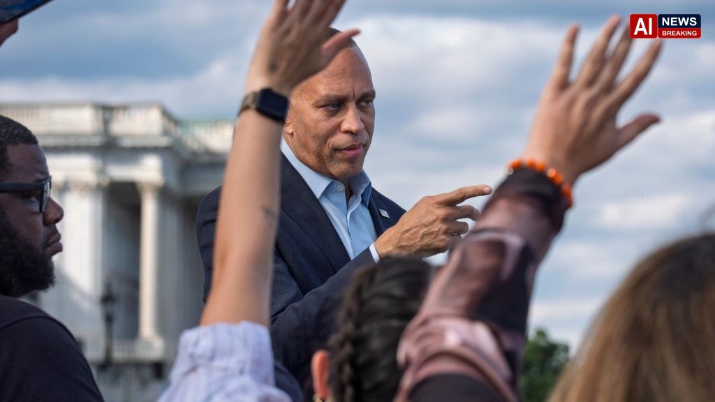 Jeffries says House Democrats reaching to flip Trump districts in attempt to repeat their 2018 sweep