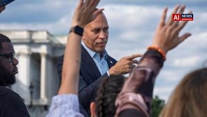 Jeffries says House Democrats reaching to flip Trump districts in attempt to repeat their 2018 sweep
